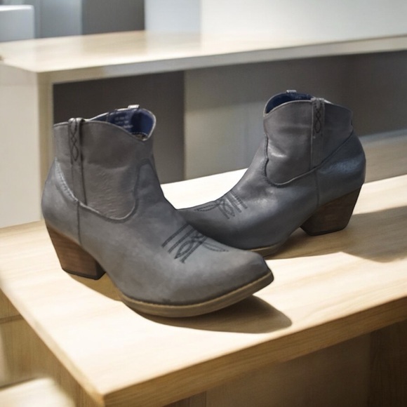 Very Volatile Los Angeles blue booties size 6.5 - Picture 4 of 10